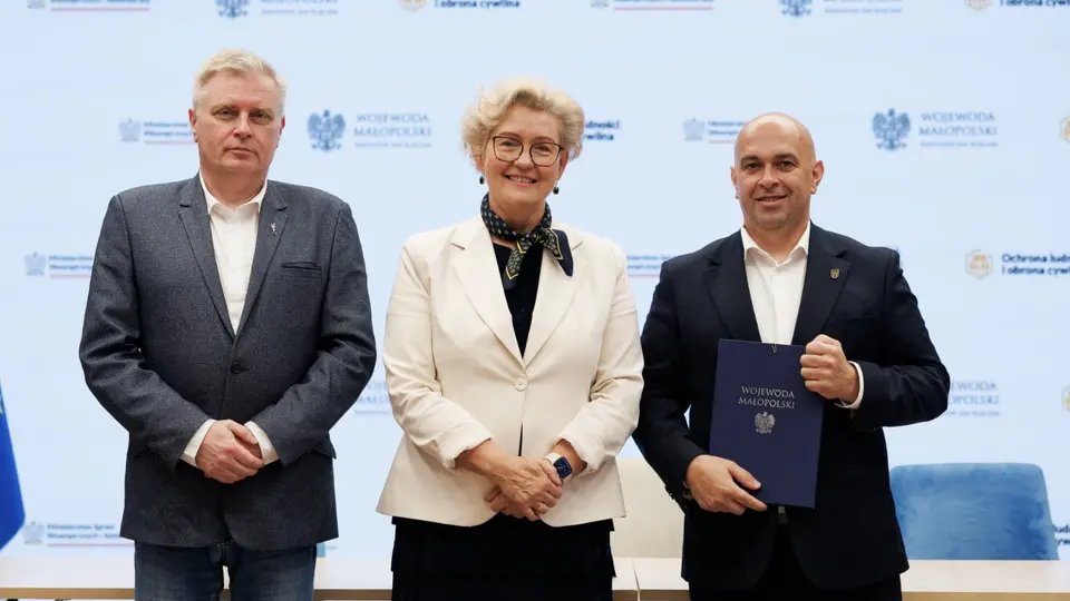 zdjęcie z podpisania umowy olioc