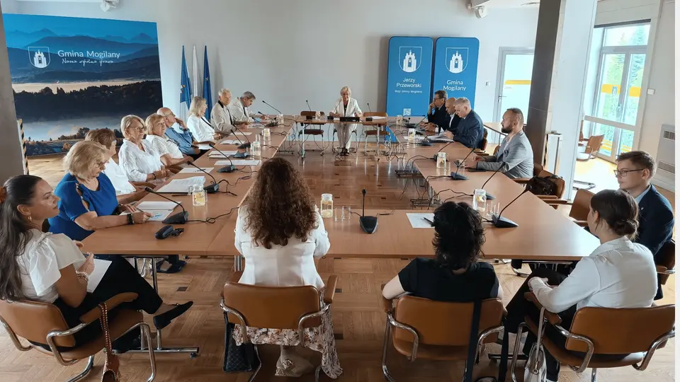 Zdjęcie przedstawiające obrady gminnej rady seniorów