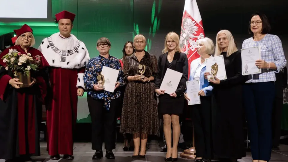 zdjęcie na scenie laureatów wraz ze statuetkami